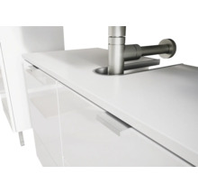 Vue détaillée d''un lavabo blanc avec robinetterie