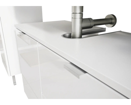 Vue détaillée d''un lavabo blanc avec robinetterie