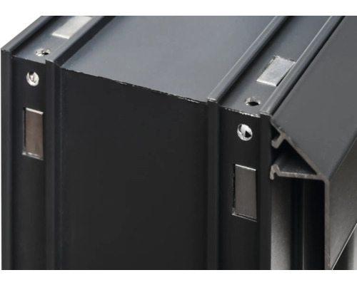 Vue détaillée d''un profilé en aluminium noir avec des trous de forage