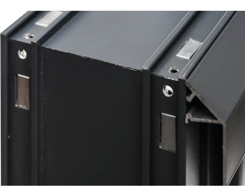 Vue détaillée d''un profilé en aluminium noir avec aimants et trous de vis