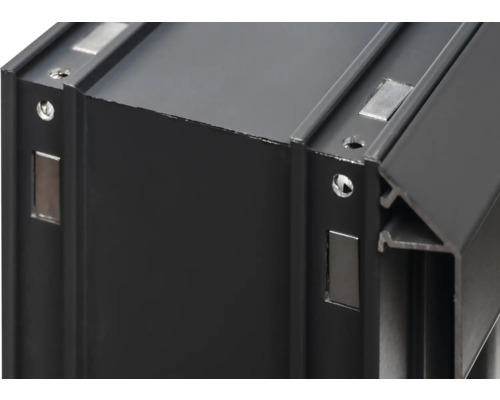 Vue détaillée d''un profilé en aluminium noir avec des éléments de fixation