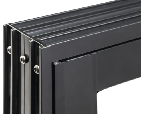 Vue détaillée d''un cadre de fenêtre en aluminium noir avec des vis