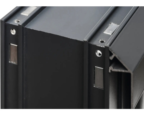 Vue détaillée d''un cadre en aluminium noir avec éléments de fixation