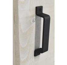 Poignée de porte noire fixée sur une porte en bois.