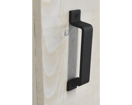 Poignée de porte noire fixée sur une porte en bois.