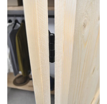 Charnière noire sur porte en bois