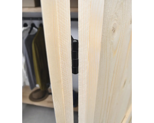 Charnière noire sur porte en bois