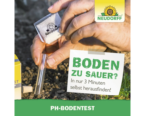Durchführung eines pH-Bodentests mit einem Testkit von Neudorff