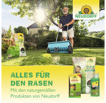 Szene mit Produkten von Neudorff zur Rasenpflege, darunter Rasendünger und ein Streuwagen zur Ausbringung des Düngers.