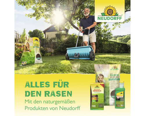 Szene mit Produkten von Neudorff zur Rasenpflege, darunter Rasendünger und ein Streuwagen zur Ausbringung des Düngers.