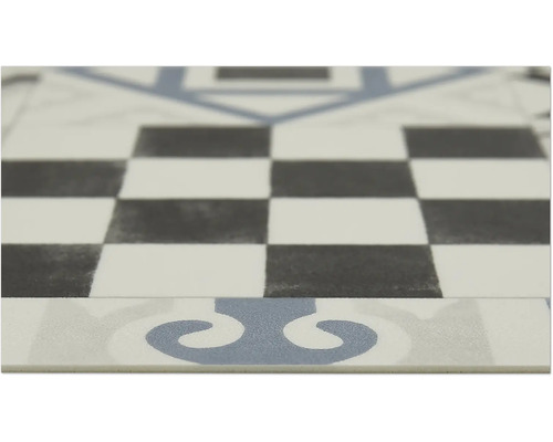 Nahaufnahme von Bodenfliesen mit Schachbrettmuster und dekorativen Elementen