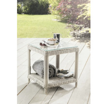 Gartentisch aus Polyrattan mit Glasplatte, Ablagefach und Dekoration im Garten