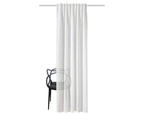 Rideau à plis avec aspect transparent devant une chaise