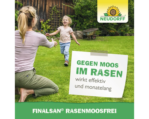 Szene im Garten mit Frau und Kind auf Rasenfläche und Hinweisschild für Finalsan Rasenmoosfrei und Neudorff Logo.