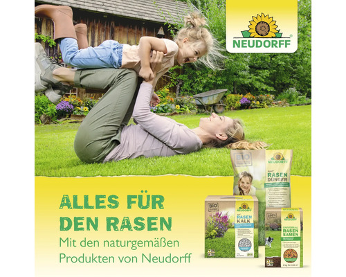 Mutter hebt ihre Tochter auf einer Grünfläche in die Luft, mit Neudorff Rasenpflegeprodukten im Vordergrund.