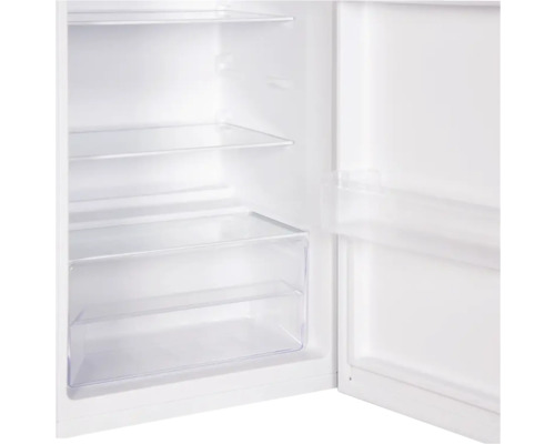 Innenansicht eines Kühlschranks mit Regalen und Schublade