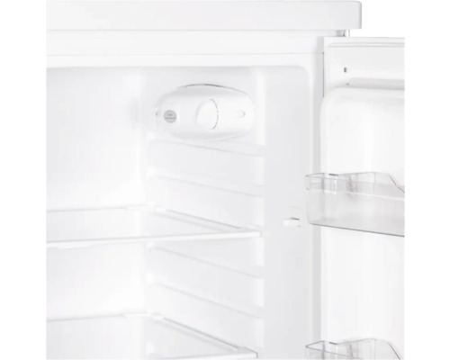 Intérieur d''un réfrigérateur avec étagères