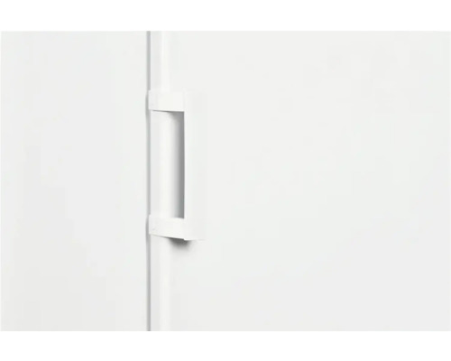 Gros plan de la porte d''un réfrigérateur avec poignée