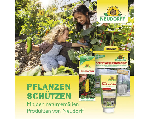 Szene mit Mutter und Kind im Garten, umgeben von Neudorff Produkten zum Pflanzenschutz wie Gelbtafeln, Schädlingsschutznetz und Insektenleim