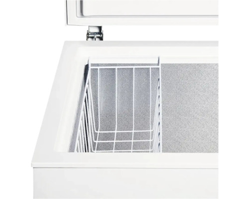 Vue intérieure d''un congélateur coffre avec un panier métallique