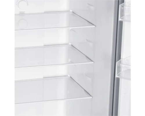 Innenansicht eines Kühlschranks mit Regalen