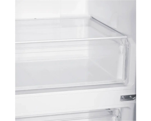 Innenansicht eines Kühlschranks mit durchsichtigen Ablagefächern