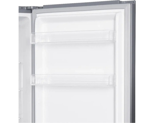 Innenraum eines Kühlschranks mit zwei transparenten Ablagefächern in der Tür