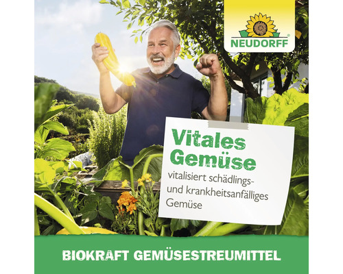 Mann freut sich über geerntetes Gemüse vor dem Hintergrund des Neudorff Logos und des Hinweises Biokraft Gemüsestreumittel.