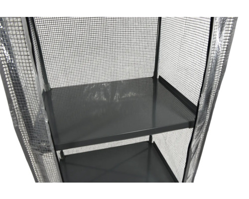 Detailansicht eines Gewächshauses mit Regalböden und Netzstruktur