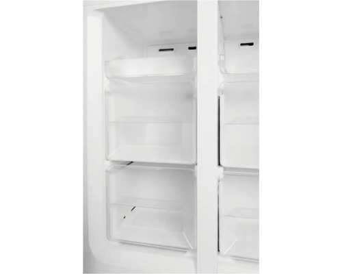 Intérieur d''un réfrigérateur avec des tiroirs transparents