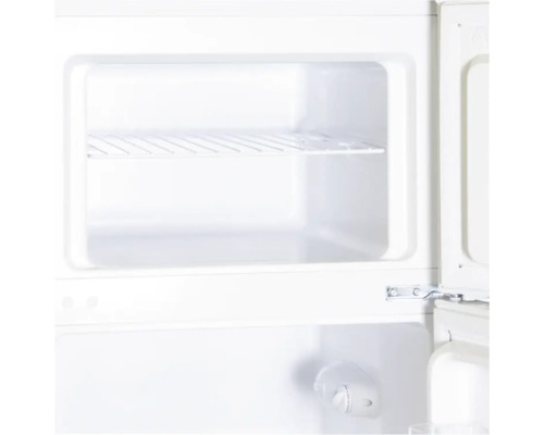 Vue intérieure d''un réfrigérateur vide avec une étagère