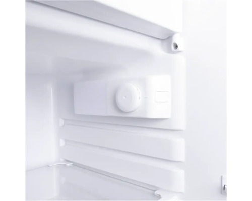 Intérieur d''un réfrigérateur avec thermostat et étagères