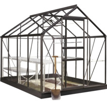 Serre avec étagères et bêche