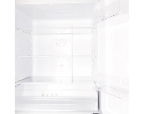 Innenansicht eines leeren Kühlschranks mit Regalen und Türfächern