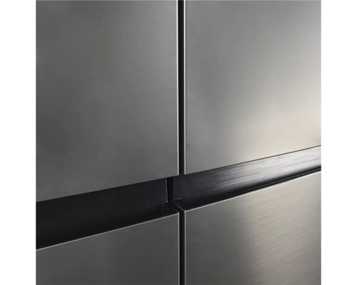 Detailaufnahme von Küchenfronten mit Metalloberfläche