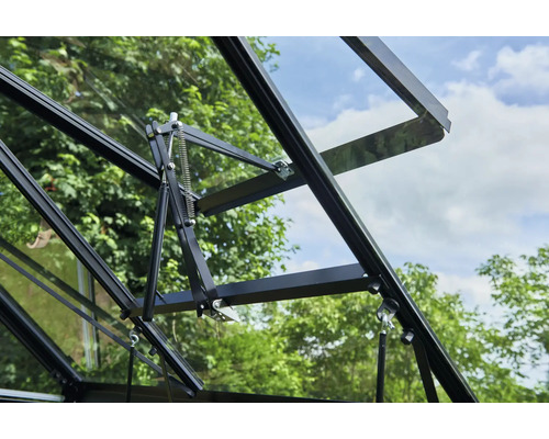 Detailansicht eines Gewächshausfensters mit Öffnungsmechanismus