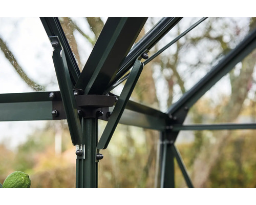 Vue détaillée d''une armature de serre en métal et en verre