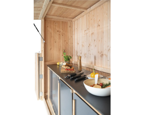 Cuisine en bois avec plan de travail, ustensiles de cuisine et aliments