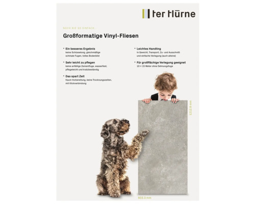 Grossformatige Vinylfliese mit den Massen 603,3 mal 1212,9 Millimeter, präsentiert von Hund und Kind.