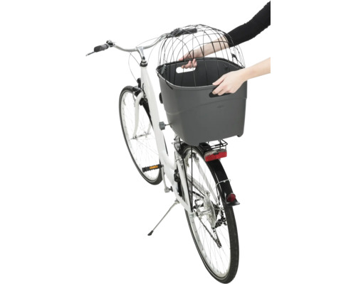 Weisses Fahrrad mit grauem Fahrradkorb und schwarzem Drahtkorb