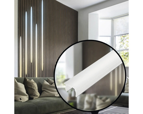 Wohnzimmer mit Akustikpaneelen an der Wand und LED-Streifen zur Beleuchtung, im Vordergrund eine Profilleiste