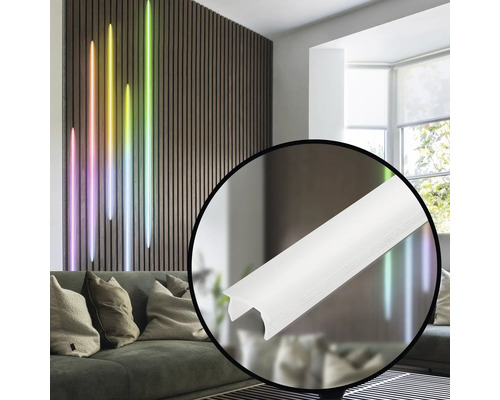 Wohnzimmer mit Wandpaneelen, Sofa und LED Profil