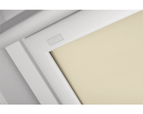 Detailansicht eines Velux Dachfensters mit Verdunkelungsrollo