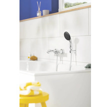 Badezimmer mit Badewanne, Armatur und Handbrause