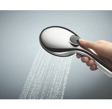 Handbrause mit Wasserstrahl wird von einer Hand gehalten