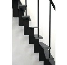 Detailaufnahme einer Treppe mit Metallstufen und Geländerpfosten