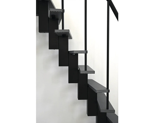 Detailaufnahme einer Treppe mit Metallstufen und Geländerpfosten