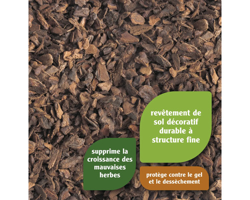 Gros plan d''écorce d''arbre utilisée comme paillis dans le jardin