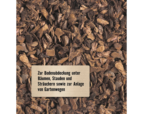 Nahaufnahme von Rindenmulch zur Bodenabdeckung unter Bäumen, Stauden und Sträuchern sowie zur Anlage von Gartenwegen.