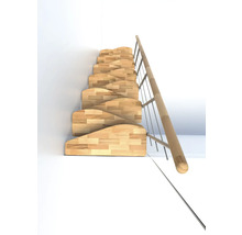 Holztreppe mit Geländer an einer Wand